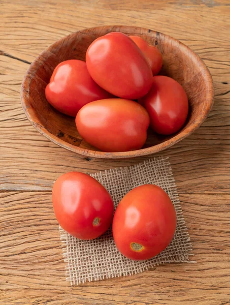 Rote Tomaten Einer Schüssel Über Holztisch — Stockfoto