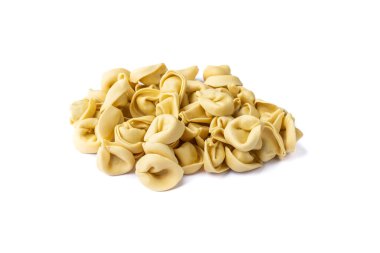 Beyaz arkaplanda pişmemiş cappelletti veya tortellini izole edilmiş..
