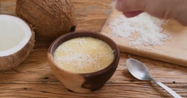 Kremalı kakaolu, rendelenmiş hindistan cevizli geleneksel Brezilya hindistan cevizi şekeri..