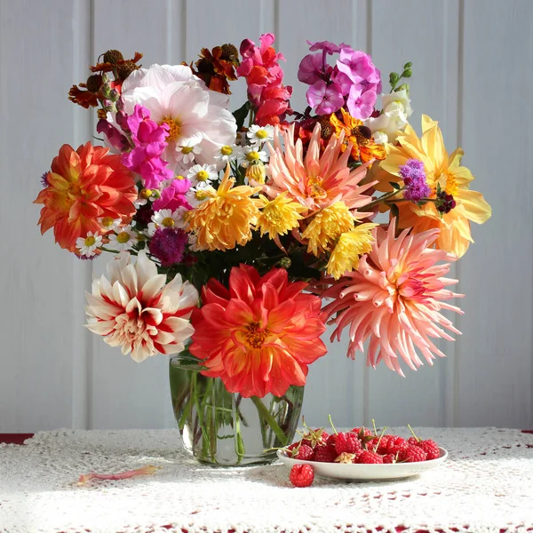 Strauß Dahlien Und Himbeeren Auf Dem Tisch Mit Spitze — Stockfoto