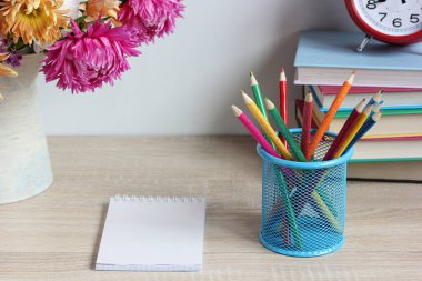 Sonbahar kompozisyon okulu. Kalemler, ders kitapları ve okula bir buket çiçek.