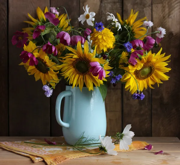 Composición Rústica Verano Con Ramo Flores Una Jarra Esmaltada Girasoles —  Fotos de Stock