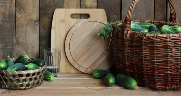 Concombres Verts Dans Panier Planches Découper Verre Vodka — Photo