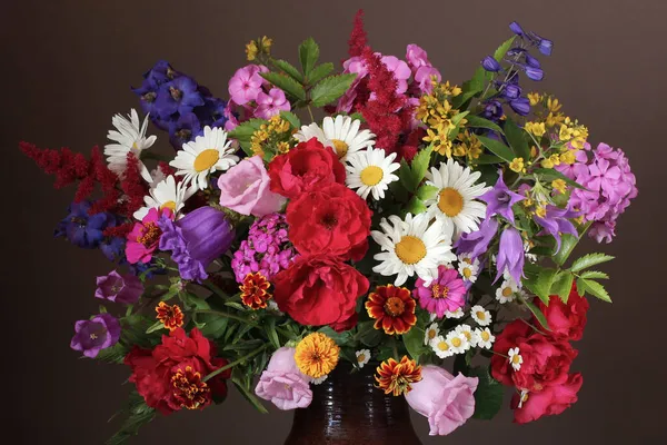 Lussureggiante Bouquet Fiori Giardino Primo Piano Uno Sfondo Scuro Sfondo — Foto Stock