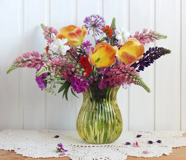 ガラスの花瓶の庭のチューリップや水仙春の花 — ストック写真