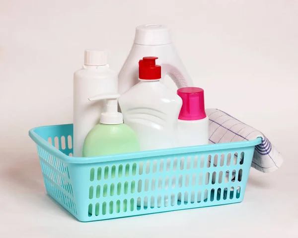 Garrafas Plástico Sem Etiquetas Para Detergentes Uma Cesta Kit Limpeza — Fotografia de Stock