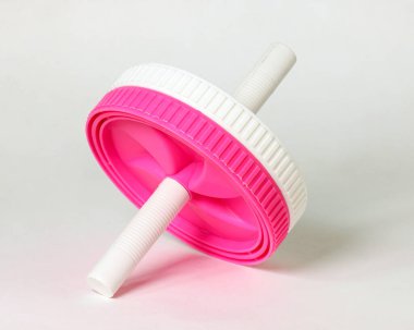 Plastik silindirler, basın eğitimi için spor aletleri, tutacakları olan jimnastik tekerlekleri.