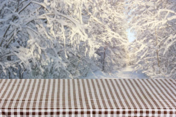 Üres Asztal Borított Kockás Terítő Egy Elmosódott Téli Háttér Mocap — Stock Fotó