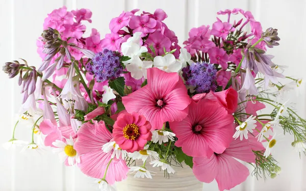 Μπουκέτο Από Λευκά Ροζ Και Μοβ Λουλούδια Close Μαργαρίτες Phlox — Φωτογραφία Αρχείου