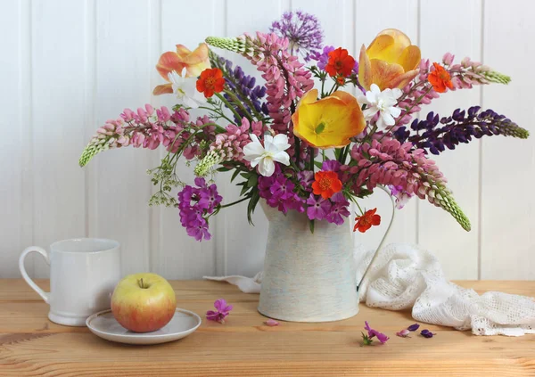 Composición Rústica Verano Con Flores Ramo Manzana Tulipanes Lupinos Narcisos — Foto de Stock