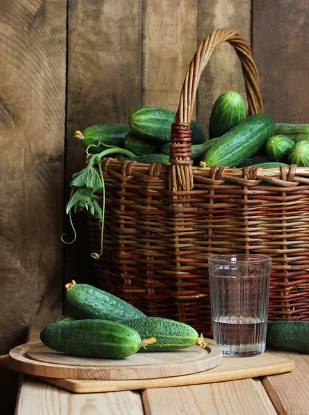 Friske Grønne Agurker Bordet Kurven Grønnsaker Rustisk Sammensetning – stockfoto