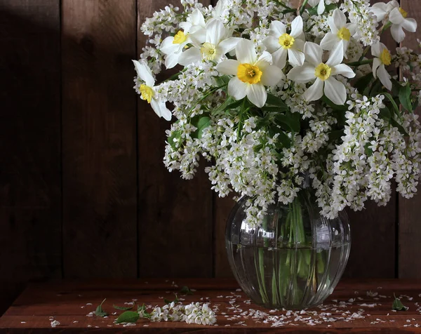 Blommande grenar av körsbär och påskliljor — Stockfoto