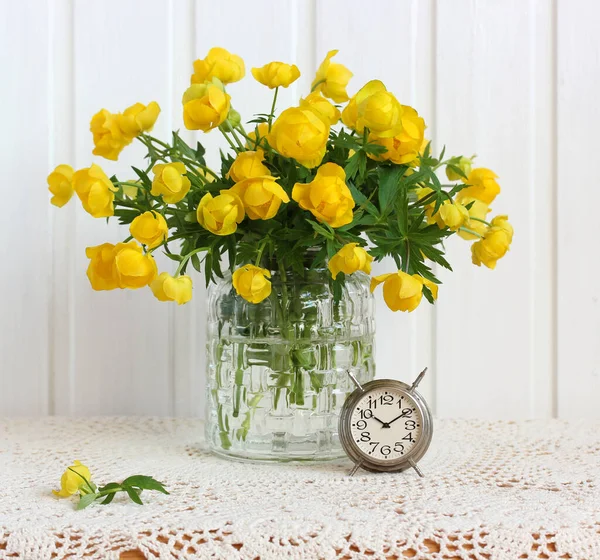 Bouquet of yellow flowers in a glass vase — Stock Photo, Image