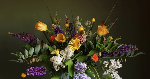 濃い緑色の背景の花の花束 — ストック写真