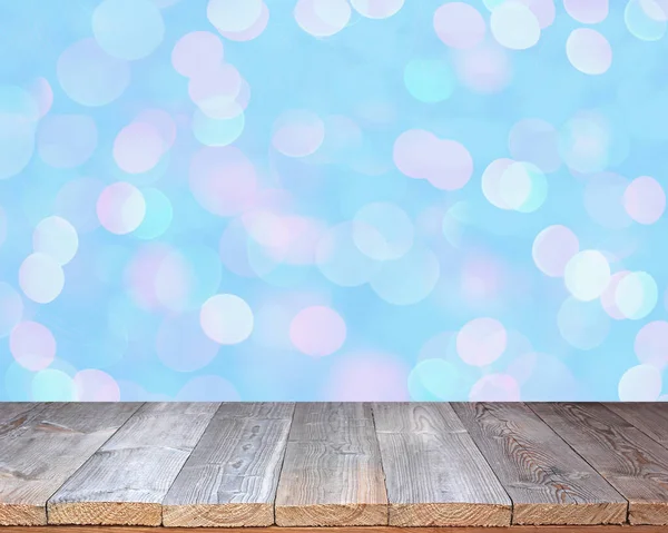 Piso de madeira áspero em um fundo azul embaçado com bokeh. — Fotografia de Stock