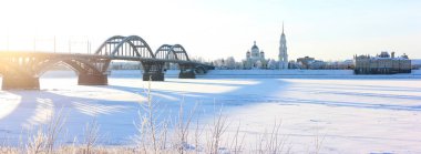 Köprü, Şekil Değiştirme Katedrali ve müze rezervi ile Rybinsk şehrinin panoraması