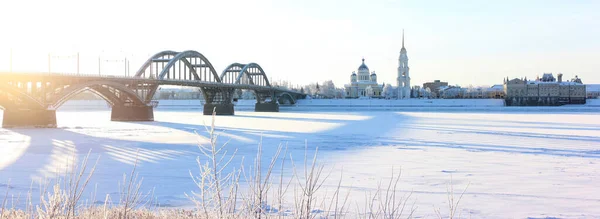 Panorama de la ville de Rybinsk avec le pont, la cathédrale de la Transfiguration et la réserve du musée — Photo