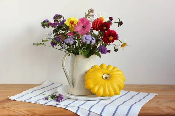 ジャグとパティッソンの花の花束は — ストック写真