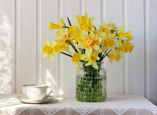 Buquê Narcisos Amarelos Vaso Vidro Uma Xícara Retro Mesa Uma — Fotografia de Stock