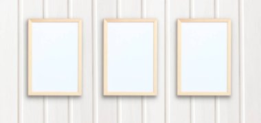 Beyaz ahşap bir duvarda üç ahşap çerçeve. Kopyalayacak üç yeri olan bir model. arkaplan, doku.