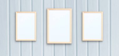 Ürünleri sergileme kavramı, ahşap bir duvardaki üç boş çerçevenin maketi. Kopyalanacak üç yer var. arkaplan, doku.