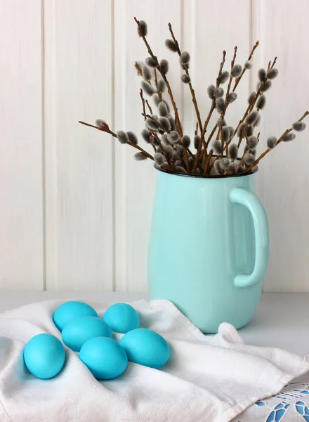 Σύνθεση του Πάσχα με μπλε βαμμένα αυγά και κλαδιά ιτιάς — Φωτογραφία Αρχείου