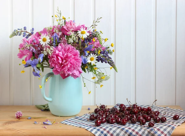 Csokor különböző virágokból és fűszernövényekből — Stock Fotó