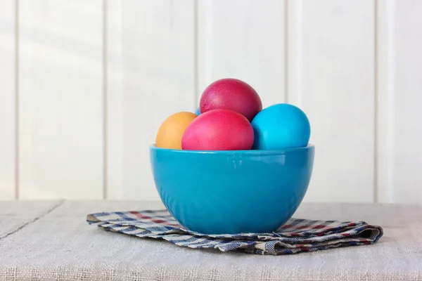 Colorful Easter eggs in a bowl on the table — 스톡 사진