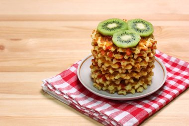 Masada tatlı waffle ve kivi dilimleri var..