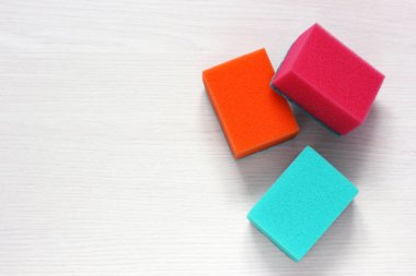 Bulaşık yıkamak için renkli köpük süngerleri