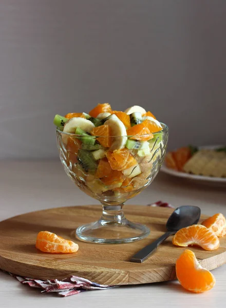 Obstsalat Aus Bananen Kiwi Und Mandarinen Einer Glasvase Essen Frisches — Stockfoto