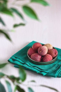 Masada tatlı ve ekşi likör var, seçici bir odak noktası. Çin eriği, Litchi çingenesi..