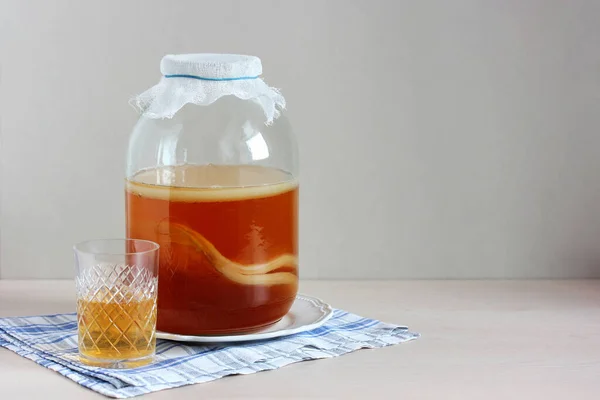 Kombucha na mesa. refrigerante gaseificado doce e azedo. — Fotografia de Stock