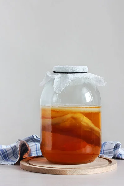 Kombucha Einem Glas Auf Dem Tisch Süß Säuerliches Kohlensäurehaltiges Erfrischungsgetränk — Stockfoto