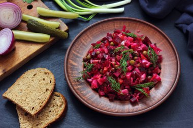 Vinaigrette, Rus pancar kökü sebze salatası ve ekmek..