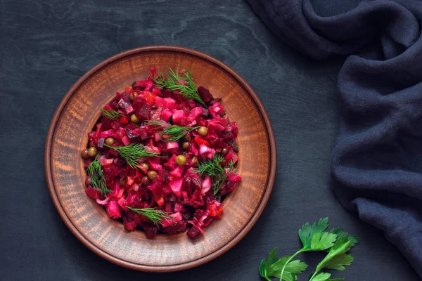 Vinaigrette, russischer Salat aus Rote Bete, Erbsen, Kartoffeln und anderem Gemüse, von oben. Stockbild