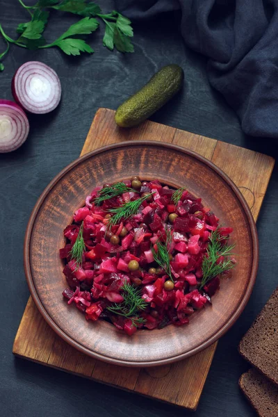 Vinägrett på bordet, vegetarisk sallad med rödbetor. — Stockfoto