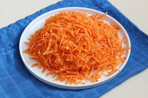 Räfflade morötter på tallrik, färska grönsaker. — Stockfoto