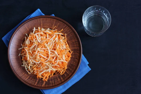 Riven morot och äppelsallad, färska råa grönsaker och frukter. — Stockfoto