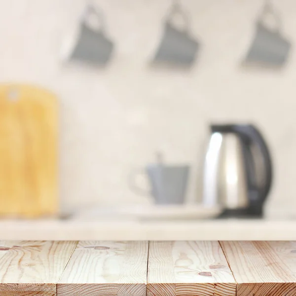 Ένα άδειο ξύλινο τραπέζι στην κουζίνα, ένας πάγκος. — Φωτογραφία Αρχείου