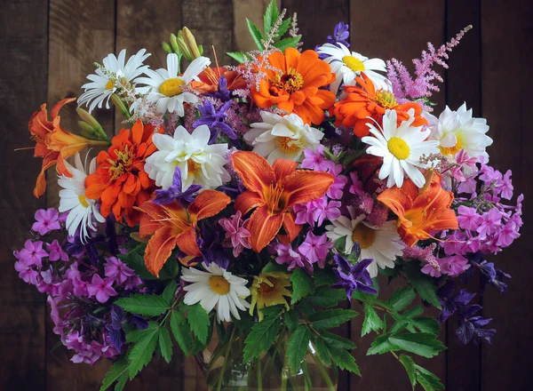 Um buquê de flores em close-up como um fundo floral. — Fotografia de Stock