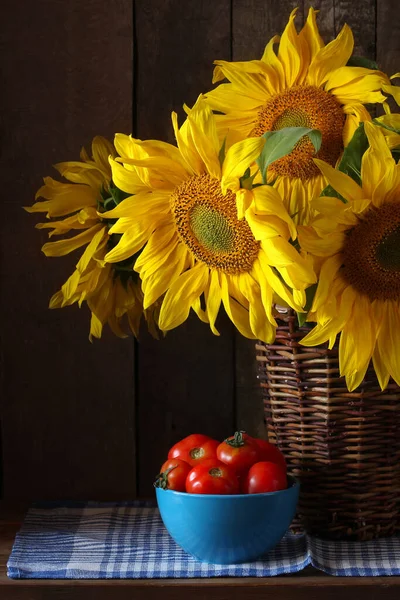 Натюрморт з букетом з соняшників і помідорів . — стокове фото