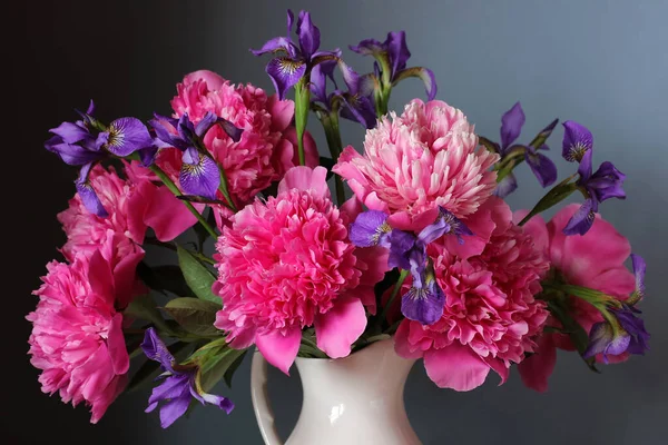 Аромат розовых пионов и фиолетовых ирисов. — стоковое фото