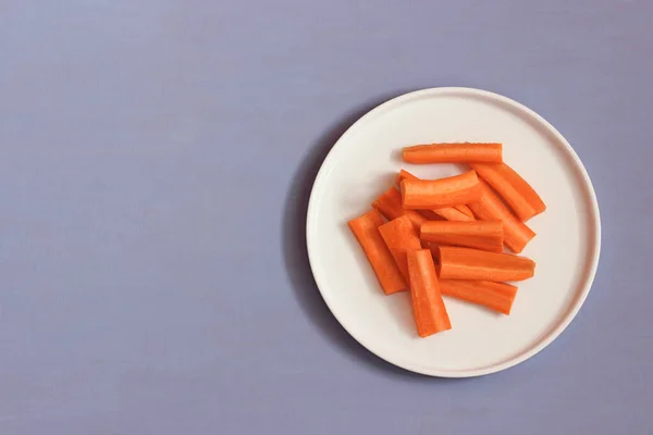 Trozos de zanahorias crudas en un plato, trozos de verduras frescas. — Foto de Stock