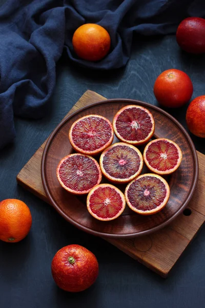 Bloody red oranges, whole and sliced citrus. — Stock Photo, Image