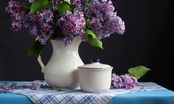Bouquet of purple lilac and white dishes. — Stock Photo, Image