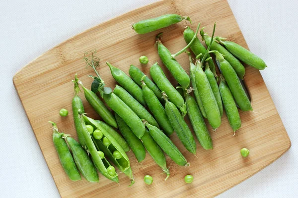 Bunch of green pea pods on the table. — Stock Photo, Image