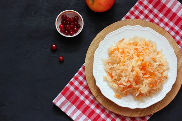 Surkål Bordet Ovanifrån Sallad Hackad Kål Och Rivna Morötter Tallrik — Stockfoto