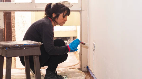 Joven Mujer Latina Pintando Con Pequeño Pincel Una Pared Apartamento — Foto de Stock
