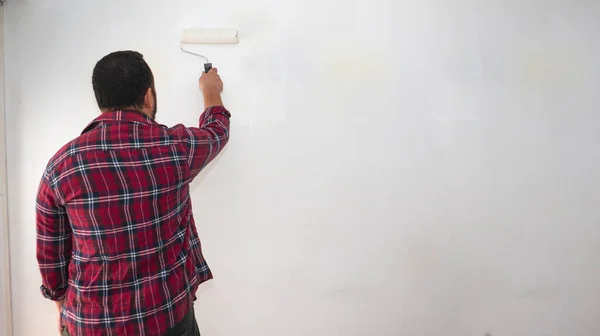 Homem Meia Idade Pintando Uma Parede Seus Apartmen — Fotografia de Stock